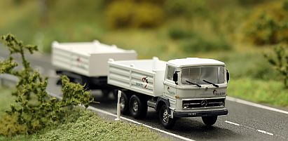 1809 MB Pritschen Lastzug - HOLCIM - vorn - Internet