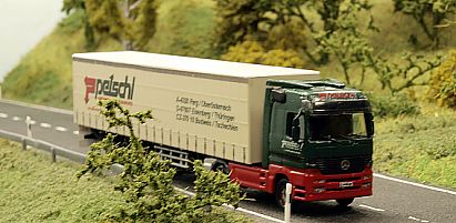 1832 MB Actros Gardinenplanen - Sattelzug - petschl - vorn - Internet 1832 MB Actros Gardinenplanen - Sattelzug - petschl - vorn - Internet