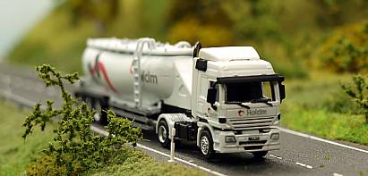 1853 Kato Silo - Sattelzug - HOLCIM - vorn - Internet