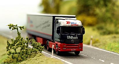 1913 MB Actros - Gardinenplanen Sattelzug - vorn -  uhlhorn Logistic - Internet