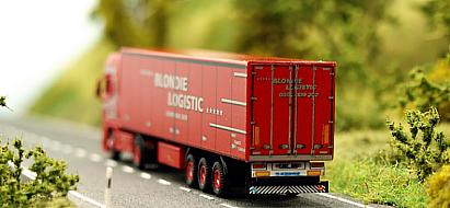 1916 DAF - Koffer Sattelzug, SpaceCab - Blondie Logistic - hinten - Internet 1916 DAF - Koffer Sattelzug, SpaceCab - Blondie Logistic - hinten - Internet