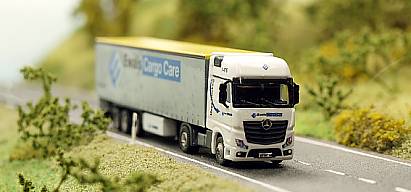 1918 MB Actros - neues Modell - Umbau - Gardinenplanen Sattelzug - Ewals Cargo Care - vorn - Internet 1918 MB Actros - neues Modell - Umbau - Gardinenplanen Sattelzug - Ewals Cargo Care - vorn - Internet