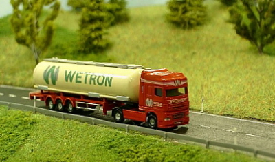 16 HERPA Tank-Sattelzug WETRON vorn