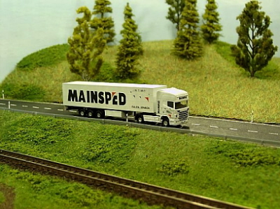 22 HERPA Gardinenplanen-Sattelzug MAINSPED vorn