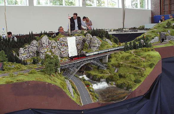 Dampflok am Wasserfall