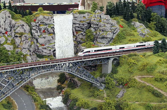 ICE auf der Hochtalbr�cke