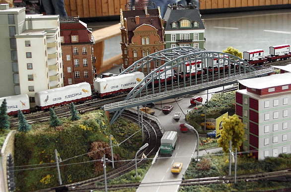 Zirkus Fliegenpilz auf der Stadtbr�cke